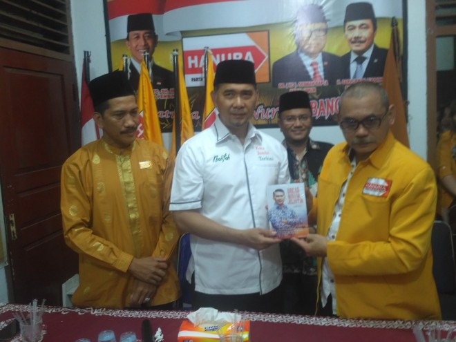 Sy Fasha saat menyerahkan buku kepada kader hanura.