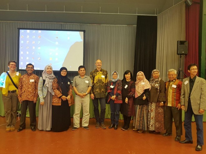 Peneliti Unja pada CRC 990 bersama dengan speaker CRC 990, Prof. Dr. Stefan Scheu (tengah) dan kepala Kantor CRC 990 di Universitas Goettingen, Dr. Barbara Wick (paling kiri).