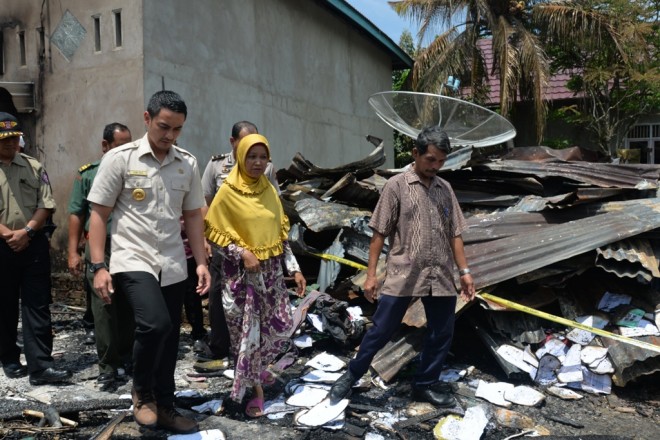 Gubernur Zola saat meninjau korban kebaran di Tanjabbar, Kamis (3/11).