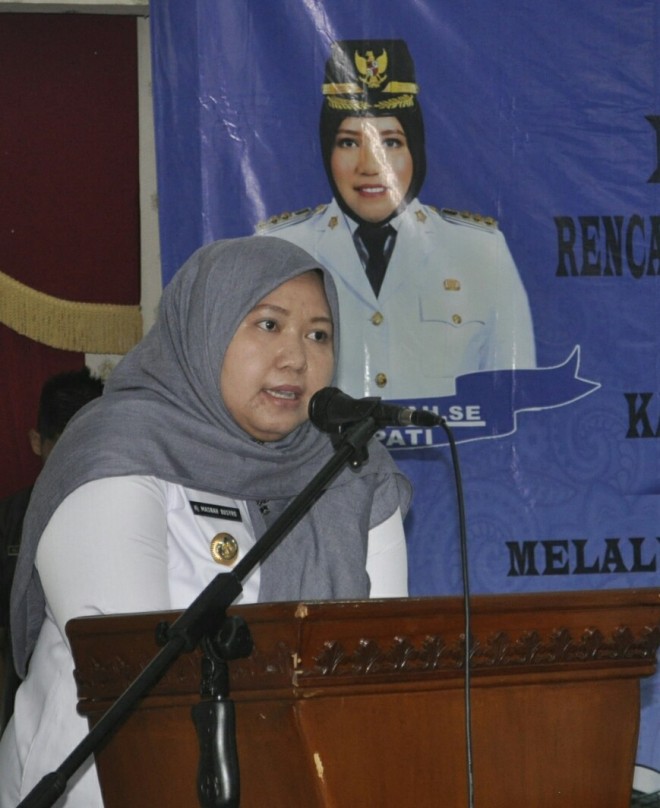 Bupati Muaro Jambi, H. Masnah Busro.