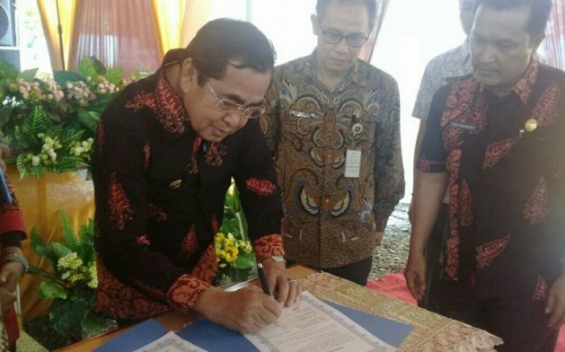 Terlihat AJB saat menandatangani naskah penetapan pensiun otomatis