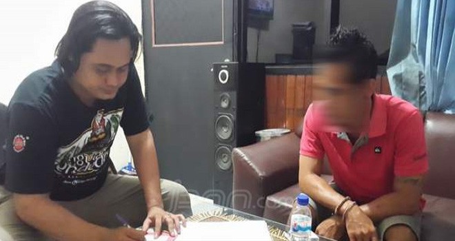 Dwi ( Kanan) tersangka saat diamankan Polisi. Foto : Prokal