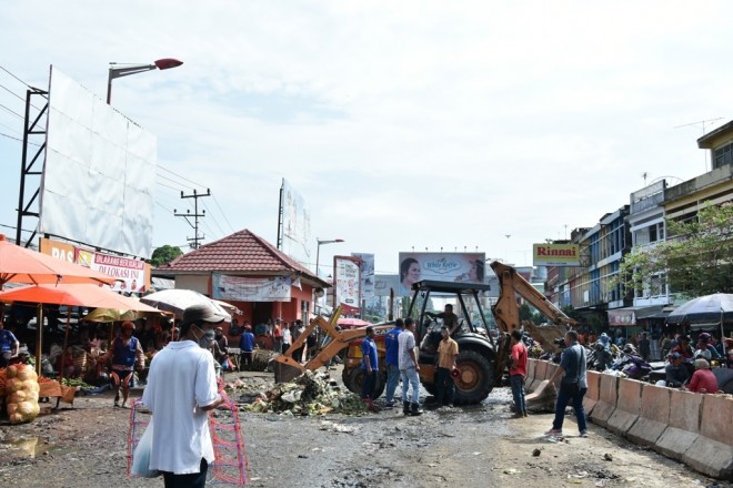 Gotong royong untuk membersihkan Pasar Angso Duo, Jumat (03/11).