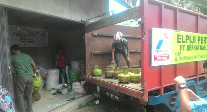 Tim pengawas barang dan jasa melakukan sidak di Desa Penerokan, Kecamatan Bajubang, Kabupaten Batanghari. 
