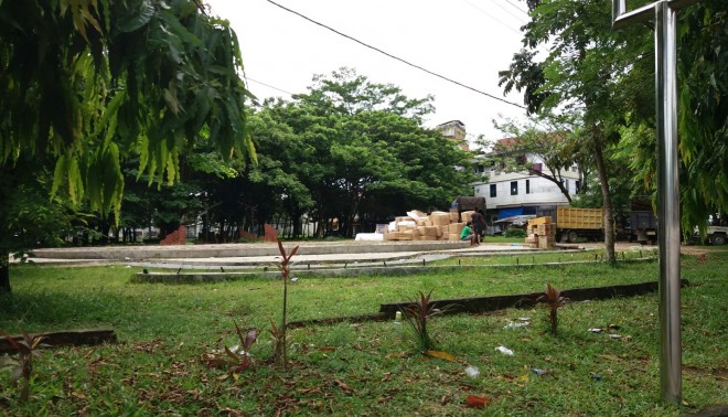 Taman Hijau yang Dijadikan Tempat Bongkar Muat Barang.