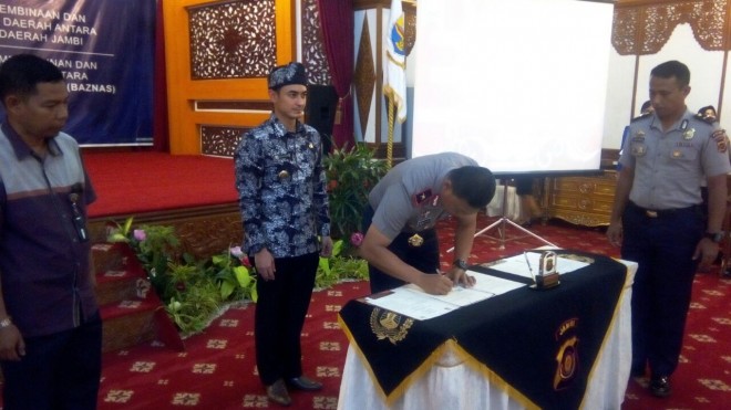 Kapolda Jambi, Brigjen Pol Priyo Widyanto saat menandatangani MoU.