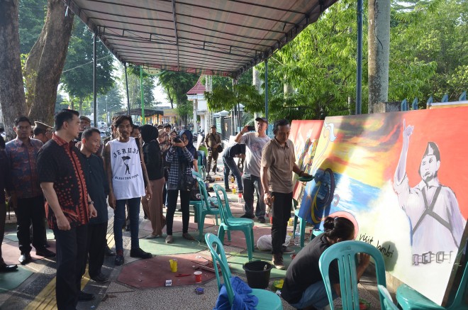  Street Art Festival melukis ragam hias batik Jambi diatas kanvas 100 Meter, Mural Project â€“ Street Music Perform, Sabtu (4/11).