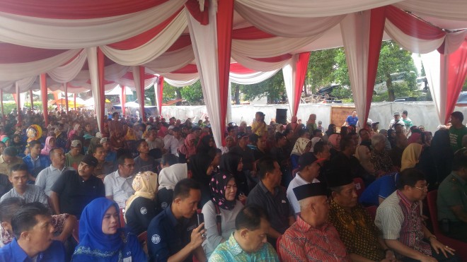 Para pedagang menghadiri syukuran Pasar Angsoduo.