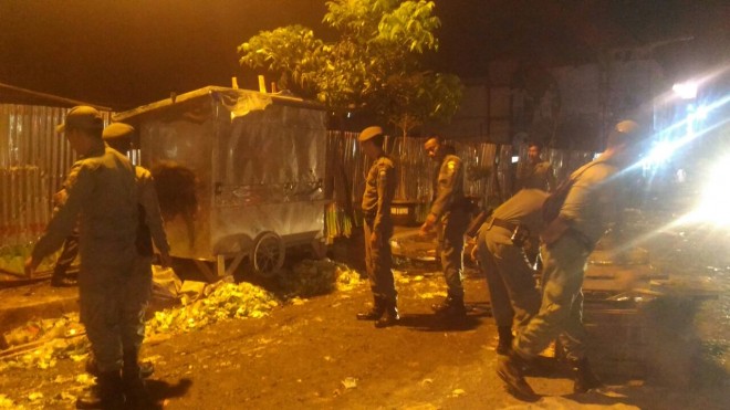 Penertiban pedagang Pasar Angso duo, Minggu malam (5/11).