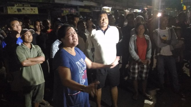 Pedagang pasar Angso Duo adu mulut dengan petugas.