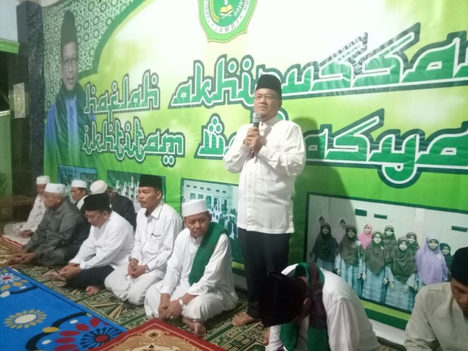 dr. Maulana saat menghadiri pengajian akbar di pondok pesantren.