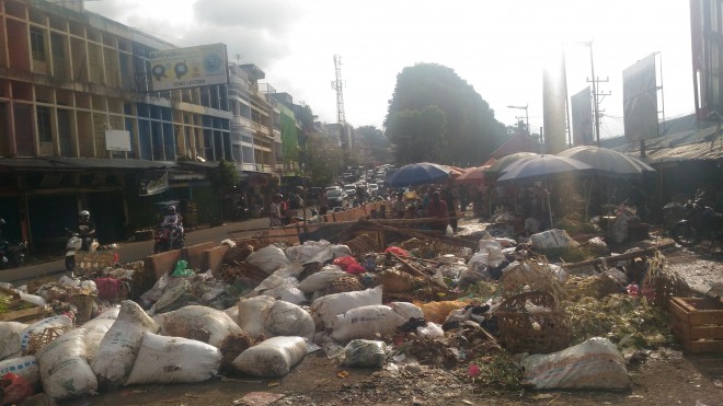 Tumpukan sampah di pasar Angso Duo.