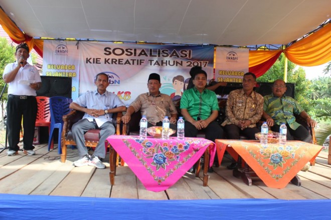 Komisi IX DPR RI, H Handayani, SKM, MPH (tengah) dan Kabid Advokasi Penggerakan dan Informasi Drs. Abdul Latif pada kegiatan sosialisasi KIE Kreatif tahun 2017 di Desa Talang Bukit, Kecamatan Bahar Utara 2 November lalu.Â 