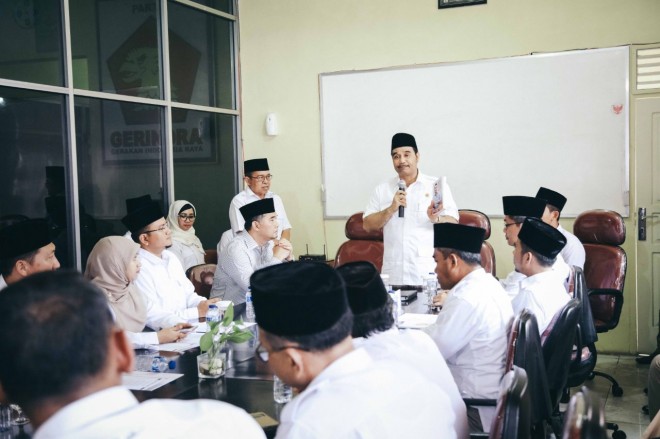 Sutan Adil Hendaa saat menghadiri presentasi.