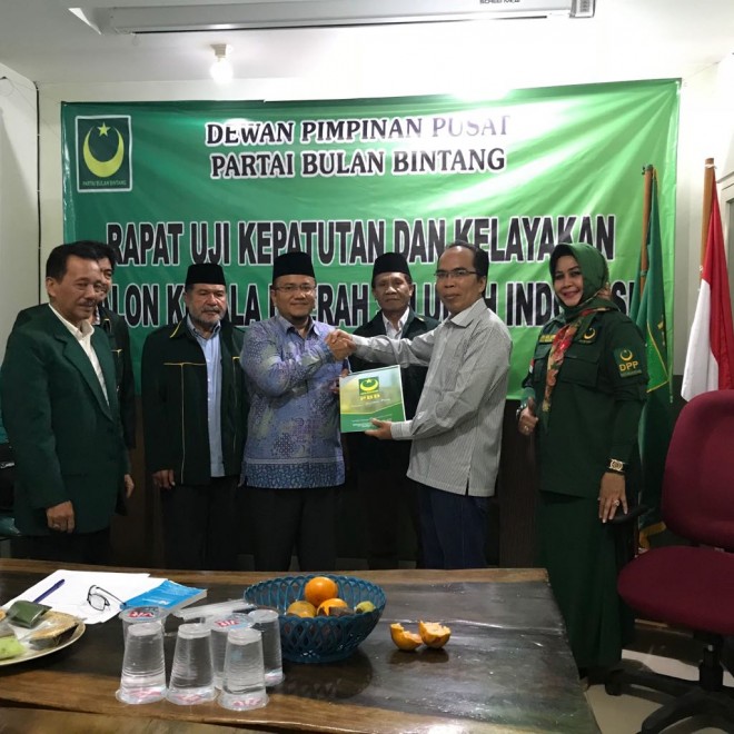 dr Maulana menerima SK rekomendasi dukungan dari DPP PBB