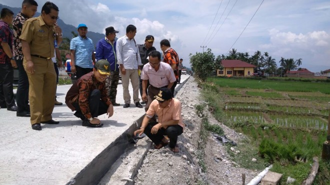 Wagub Fachrori saat meninjau jalan di Kerinci, Selasa (7/11).