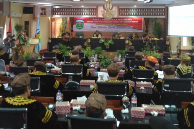 Wagub saat memberi kata sambutan di acara paripurna HUT Kota Sungai Penuh Rabu (8/11)