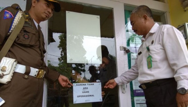 Kantor Kelurahan Cadika, Kecamatan Rimbo Tengah, Bungo yang disegel lurahnya sendiri Rabu (8/11)
