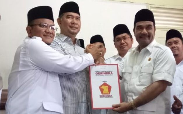 Fasha dan Maulana saat menerima rekomendasi yang diserahkan oleh Ketua DPD Gerindra Provinsi Jambi Sutan Adil Hendra (SAH)