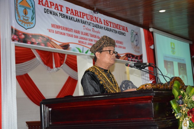 Wakil Gubernur Jambi, Fachrori Umar, saat rapat paripurna HUT Ke-59 Kabupaten Kerinci.