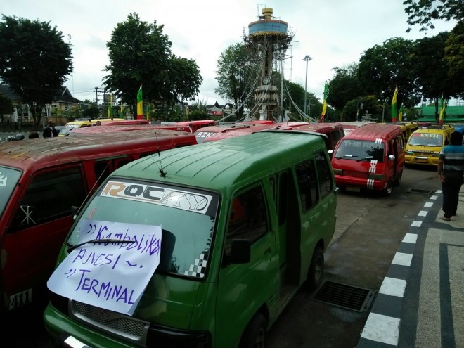 Demo para sopir angkot di balai Kota Jambi