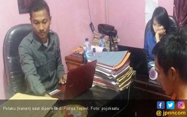 Pelaku saat diperiksa polisi.