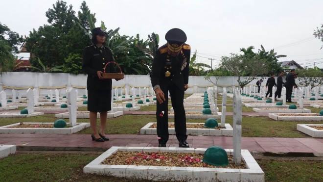Kapolda Jambi, Brigjen Pol Priyo Widyanto saat menaburkan bunga di TMP. 