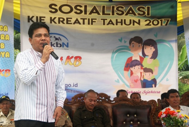 Anggota DPR RI Komisi IX, H. Handayani, SKM,. MPH menyampaikan materi sosialisasi di Desa Seponjen, Kecamatan Kumpe, Kabupaten Muaro Jambi.