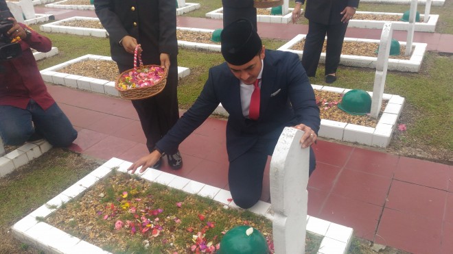 Gubernur Jambi Zumi Zola saat ziarah di makan pahlawan, Jumat (10/11).