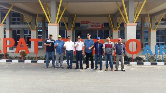 Anggota DPR RI Dapil Jambi, H. Bakri, meninjau rencana pengembangan pelebaran runway Bandara Depati Parbo Kerinci.