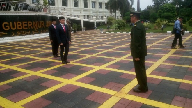 Gubernur Jambi Zumi Zola Zulkifli bertindak sebagai Inspektur upacara. 