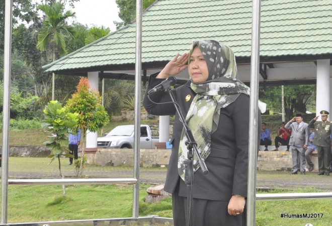 Bupati Muaro Jambi, H. Masnah Busro jadi Irup hari pahlawan.