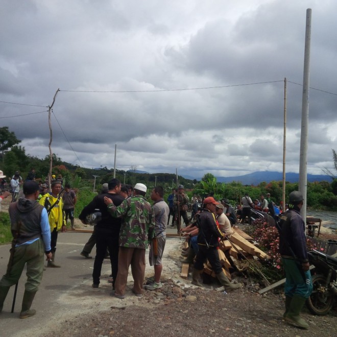 Warga Desa Renah Alai, Kecamatan Jangkat, yang siaga di jalan dekat desa.