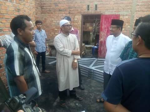 Dokter Maulana di dampingi Lurah Kenali Asam Bawah Bambang Sutejo dan Ketua RT 49 H Suparyono saat meninjau rumah warga RT 49 yang tertimpa musibah kebakaran