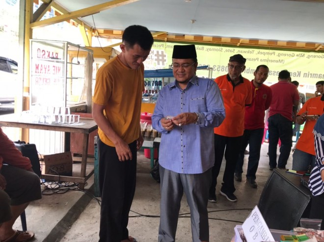 Dr maulana saat menggelar pengobatan gratis.