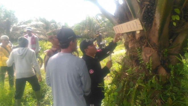 Ratusan Warga Desa Lidung menyengel koperasi Tiga Serumpun milik PT.KDA