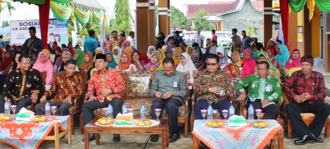 Kepala Perwakilan BKKBN Provinsi Jambi Mukhtar Bakti, SH, MA dan Komisi IX DPR RI H. Handayani, SKM., MPH pada kegiatan Sosialisasi KIE Kreatif di Desa Merantih Kecamatan Renah Pemenang Kabupaten Merangin, (9/11).   