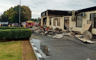 Kondisi terakhir Mapolres Dharmasraya tampak mobil pemadam kebakaran masih melakukan pembasahan. (Riki Chandra/JawaPos.com)