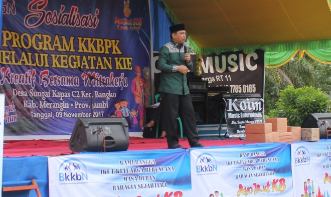 Komisi IX DPR RI, H. Handayani, SKM., MPH menyampaikan materi pada kegiatan Sosialisasi KIE Kreatif di Desa Sungai Kapas Kecamatan Bangko Kabupaten Merangin, (9/11).