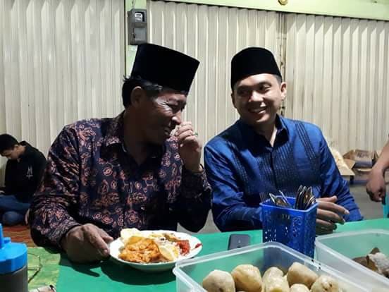 Sani-Izi saat makan bersama.