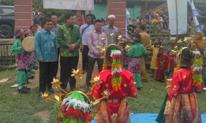Kedatangan Komisi IX DPR RI H. Handayani, SKM., MPH dan Sekretaris Badan M. Irzal, SE,ME Desa Mersam Kecamatan Maro Sebo Ilir Kabupaten Batanghari disambut tari sekapur sirih, (7/11).