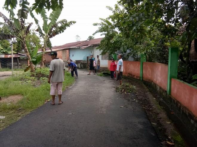 Warga Paal Merah saat menggelar gotong royong lingkungan secara terjadwal.