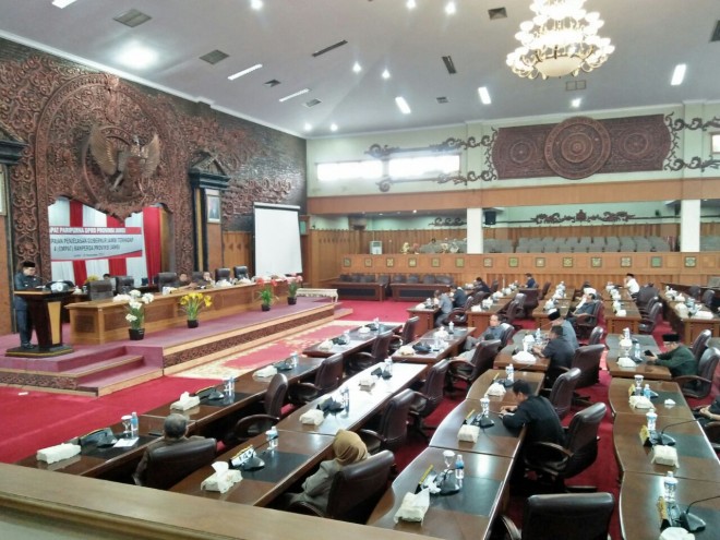 Wagub Jambi Fachrori Umar, menyampaikan penjelasan empat Rancangan Peraturan Daerah (Ranperda) Provinsi Jambi, dalam rapat paripurna DPRD Provinsi Jambi.