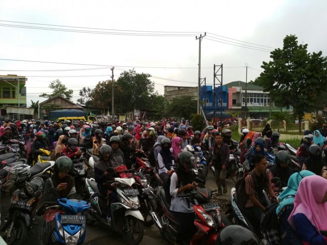 Ratusan mahasiswa UIN STS Jambi, menggelar aksi ujuk rasa di gerbang kampus, pagi ini (14/11).
