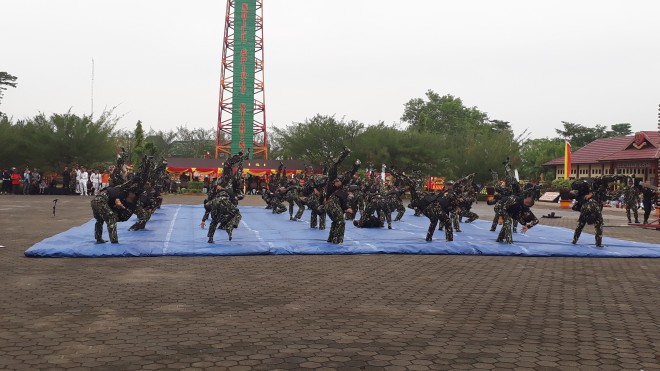 Puluhan anggota Brimob saat menampilkan bela diri Brimob. 