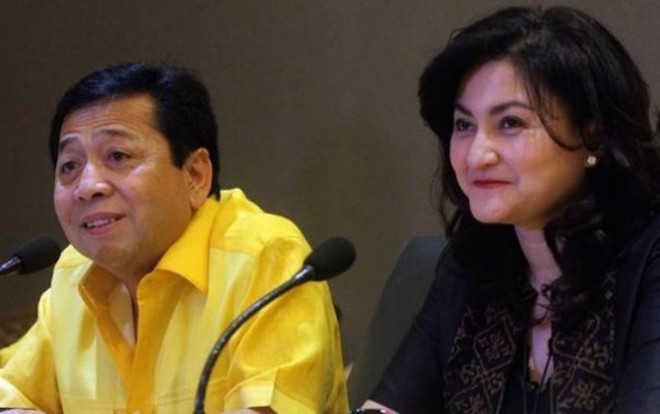 Diesti Tagor bersama suaminya Setya Novanto, yang kerap mangkir saat dipanggil KPK. (Jpn/JawaPos.com)