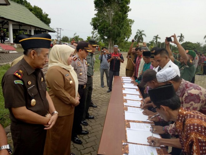 Bupati Masnah pimpin apel gelar pasukan pengamanan sekaligus deklarasi damai Pemilihan Kepala Desa (Pilkades).