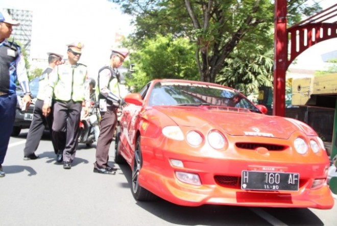 MELANGGAR: Mobil Ferrari yang terjaring razia di Jalan Pandanaran kemarin. (M HARYANTO/JAWA POS RADAR SEMARANG)