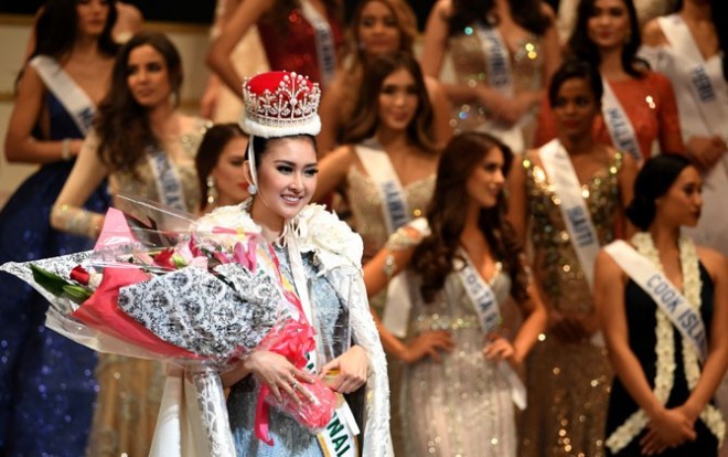 BANGGA: Kevin Lilliana tersenyum setelah dinobatkan menjadi 2017 Miss International saat Miss International Beauty Pageant final di Tokyo pada 14 November 2017. (TOSHIFUMI KITAMURA/AFP).