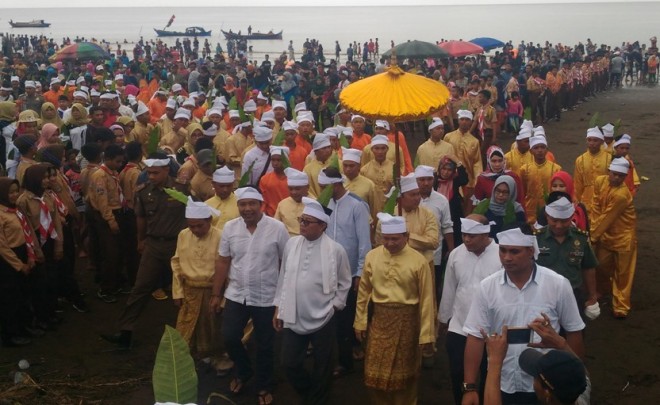 agub Jambi Fachrori Umar, Bupati Tanjabtim Romy Haryanto, Wabup Robby Nahliyansyah beserta unsur Forkopimda Tanjabtim juga ikut hadir di Air Hitam Laut (15/11)